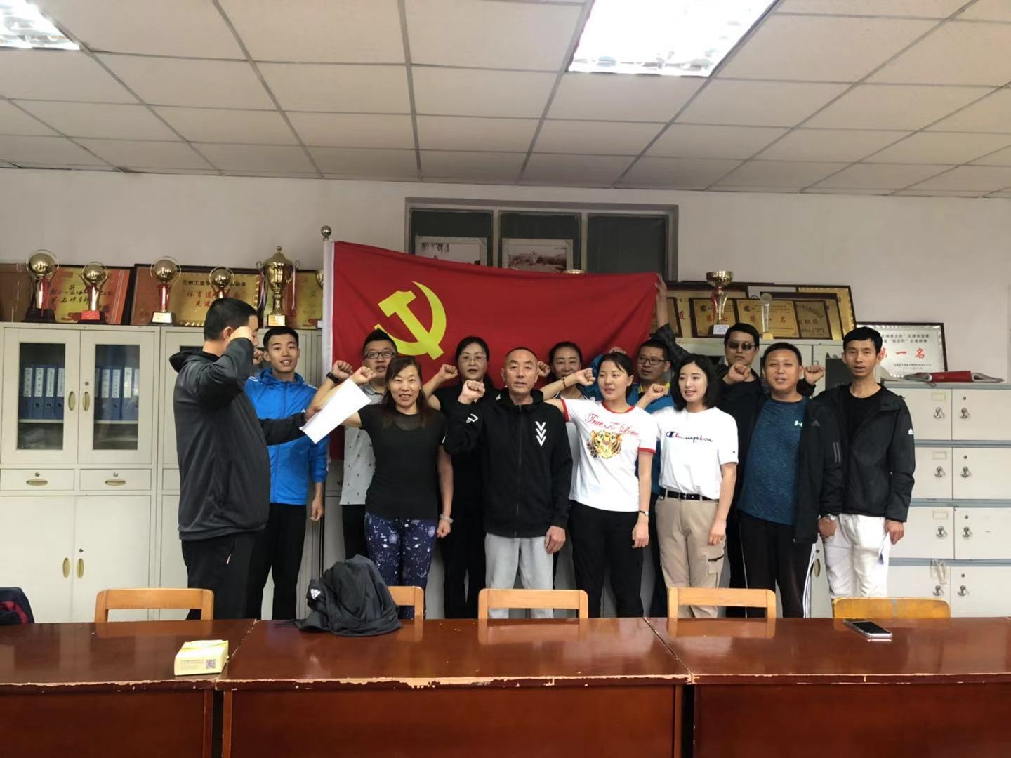 体育部教师开学第一天进行集体宣誓并签订师德师风承诺书