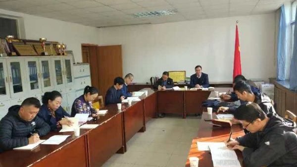 校长助理雷在福为体育部党支部和校友工作党支部讲授党课