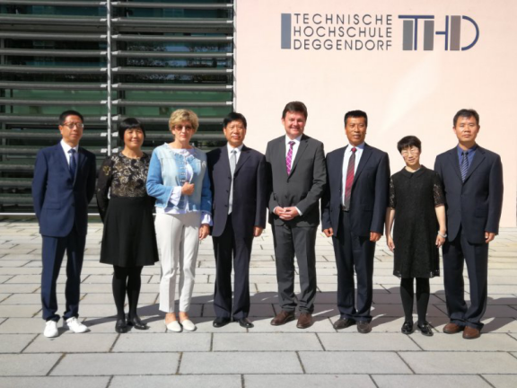 我部教师李继玲跟随学校代表团赴德国、法国高校访问