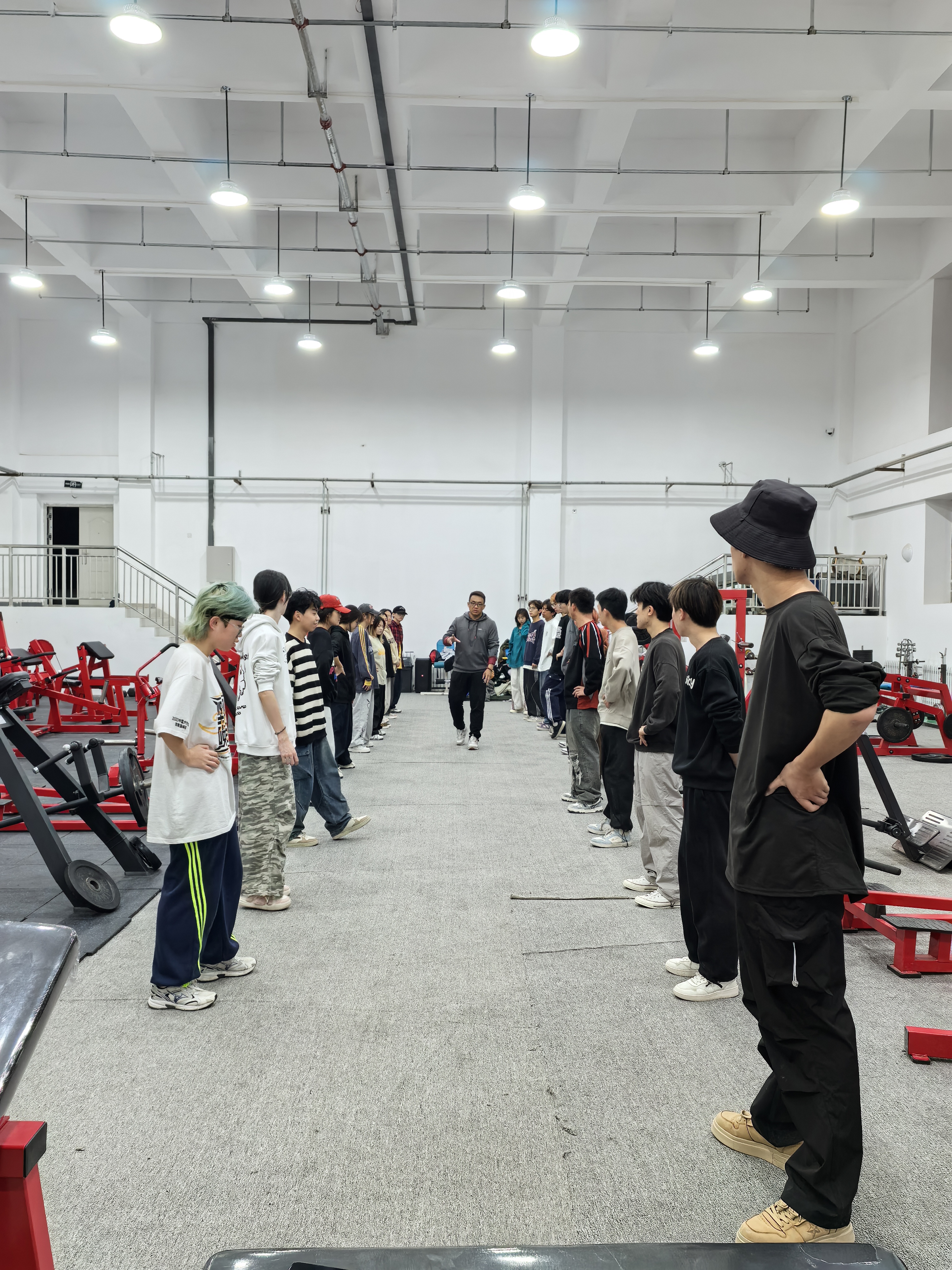 体育部戴强博士为我校街舞队与篮球队进行体能指导